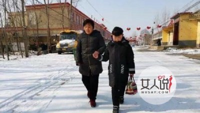 ​12岁男孩牵手失明母亲，一岁多就带着妈妈走路 4岁开始学做饭