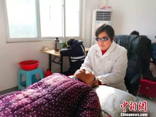 12岁男孩牵手失明母亲，一岁多就带着妈妈走路 4岁开始学做饭