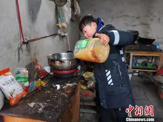 12岁男孩牵手失明母亲，一岁多就带着妈妈走路 4岁开始学做饭