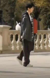 ​刘昊然手拿保温杯开工 样子像极了养生系老干部