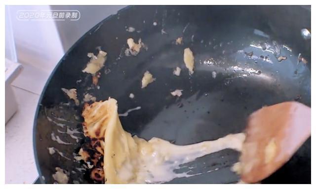 刘泳希不会炒菜偏要炒？听了李嘉铭妈妈的话才明白原因，活该受宠