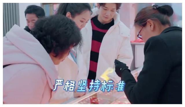 刘泳希不会炒菜偏要炒？听了李嘉铭妈妈的话才明白原因，活该受宠