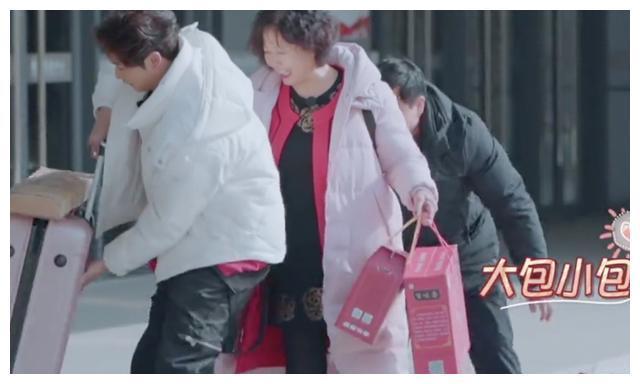 刘泳希不会炒菜偏要炒？听了李嘉铭妈妈的话才明白原因，活该受宠