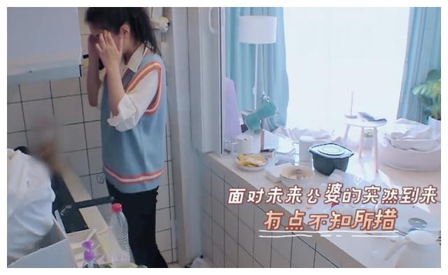 刘泳希不会炒菜偏要炒？听了李嘉铭妈妈的话才明白原因，活该受宠