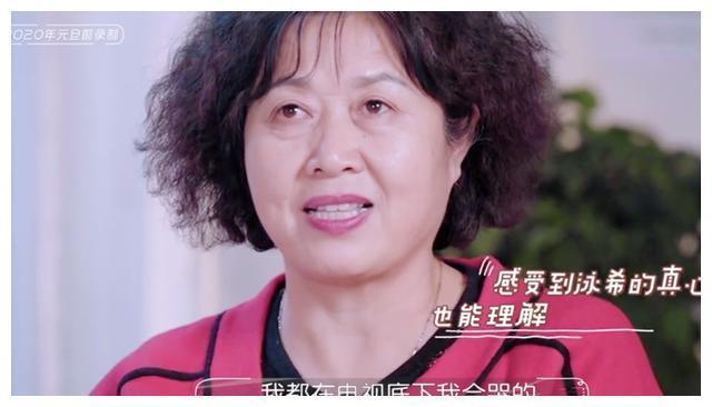 刘泳希不会炒菜偏要炒？听了李嘉铭妈妈的话才明白原因，活该受宠