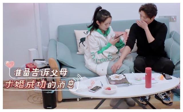 刘泳希不会炒菜偏要炒？听了李嘉铭妈妈的话才明白原因，活该受宠