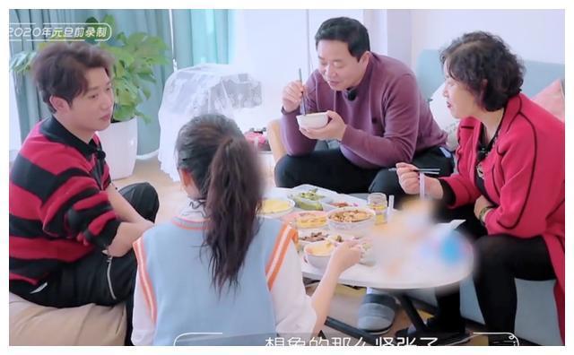 刘泳希不会炒菜偏要炒？听了李嘉铭妈妈的话才明白原因，活该受宠