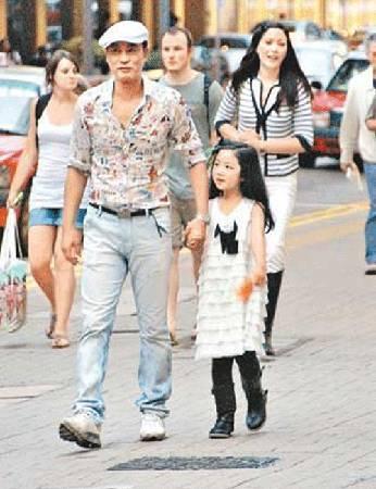 任达华12岁女儿腿长逆天？那跟“验腿机”雎晓雯比呢？