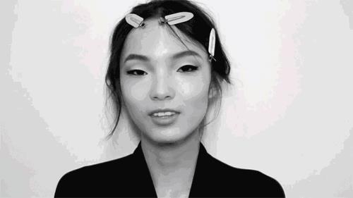 任达华12岁女儿腿长逆天？那跟“验腿机”雎晓雯比呢？