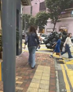 ​任达华妻子好真实，穿搭时髦逛街，路人镜头下身材走样弯腰驼背