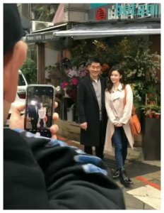 ​任贤齐和张柏芝新加坡露面，两人叉腰搭肩拍照网友：两人容颜依旧