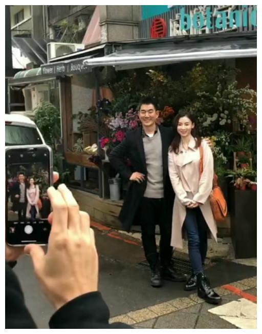 任贤齐和张柏芝新加坡露面，两人叉腰搭肩拍照网友：两人容颜依旧