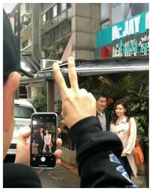 任贤齐和张柏芝新加坡露面，两人叉腰搭肩拍照网友：两人容颜依旧