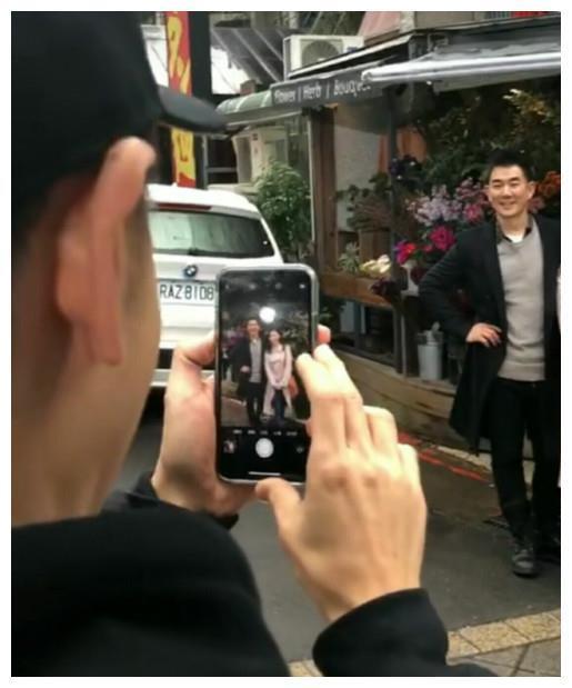 任贤齐和张柏芝新加坡露面，两人叉腰搭肩拍照网友：两人容颜依旧