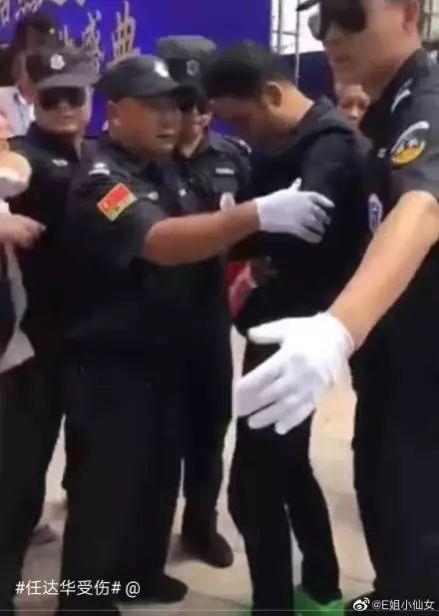 任达华活动现场遭男子登台捅伤 袭击者被当场控制   经纪人：已清理伤口，目前清醒