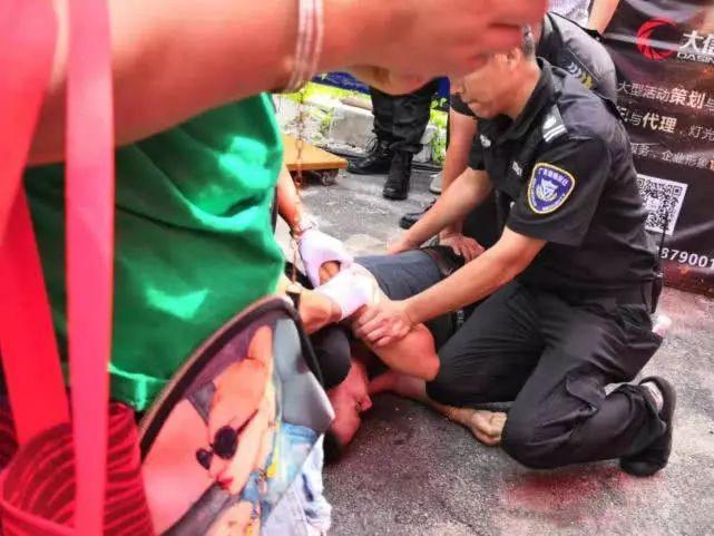 任达华活动现场遭男子登台捅伤 袭击者被当场控制   经纪人：已清理伤口，目前清醒