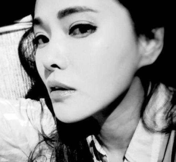 伊能静微博公开卖课被点名批评，网友：真心建议秦昊收掉她的手机