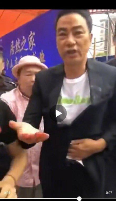 任达华出席活动腹部被捅了一刀，知情人士透露：捅错了人