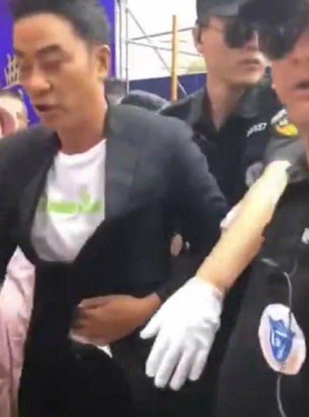 任达华出席活动腹部被捅了一刀，知情人士透露：捅错了人