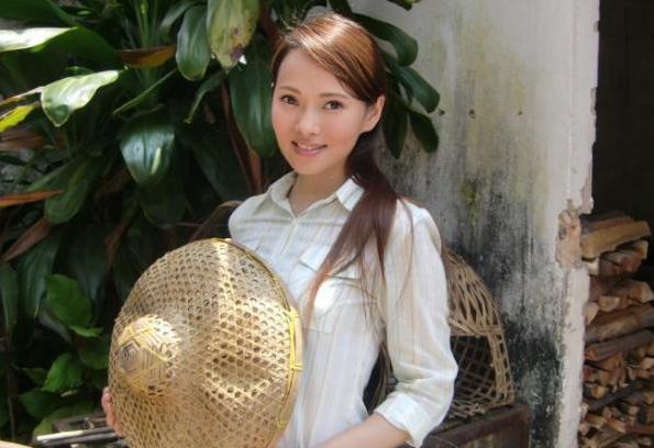 伊能静晒平坦小腹否认怀孕传闻
