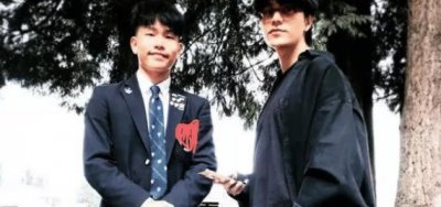 ​陈坤晒儿子校服照，43岁厂花跟儿子像同龄人，网友：在线冻龄！
