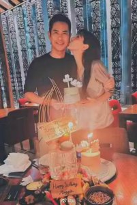 ​陈凯琳与郑嘉颖庆结婚4周年，晒恩爱合照超幸福