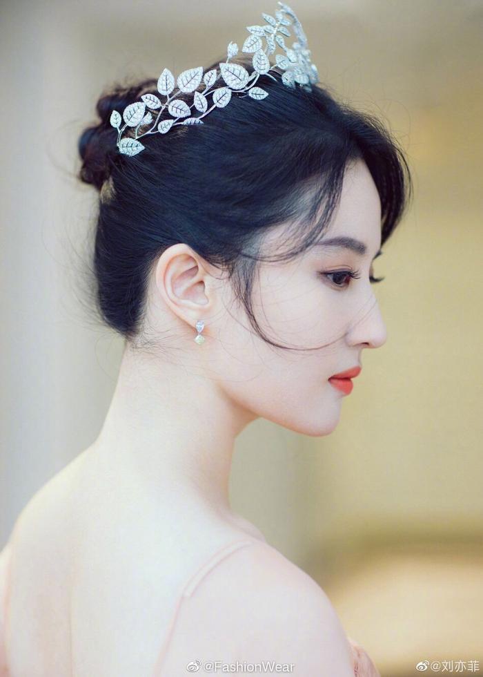 刘亦菲一组身穿裸粉色薄纱长裙美照，妆容精致，仙气十足