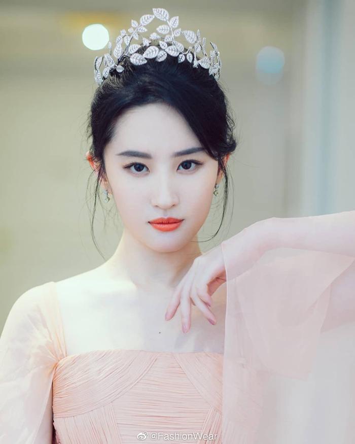 刘亦菲一组身穿裸粉色薄纱长裙美照，妆容精致，仙气十足