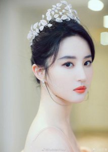 ​刘亦菲一组身穿裸粉色薄纱长裙美照，妆容精致，仙气十足