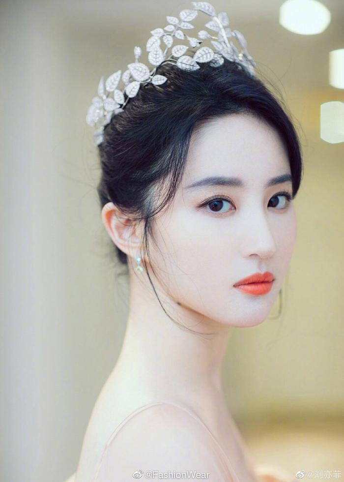 刘亦菲一组身穿裸粉色薄纱长裙美照，妆容精致，仙气十足