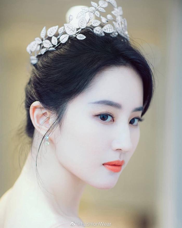 刘亦菲一组身穿裸粉色薄纱长裙美照，妆容精致，仙气十足