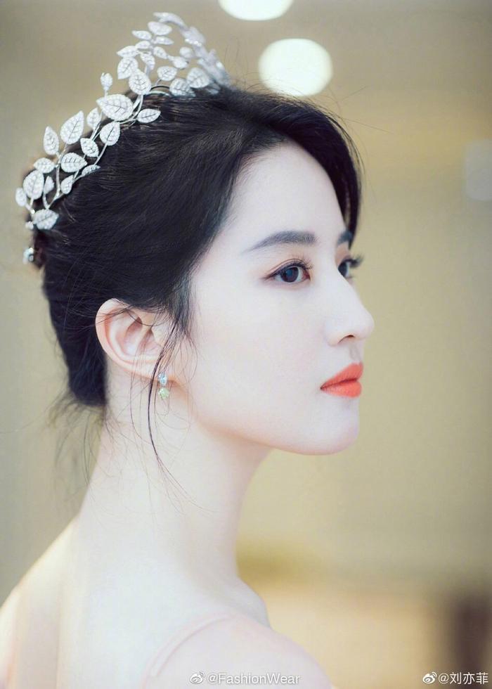 刘亦菲一组身穿裸粉色薄纱长裙美照，妆容精致，仙气十足