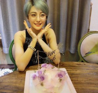 ​陈冰妈妈逆龄生长成红人, 真是陈年的冰冻美人啊!