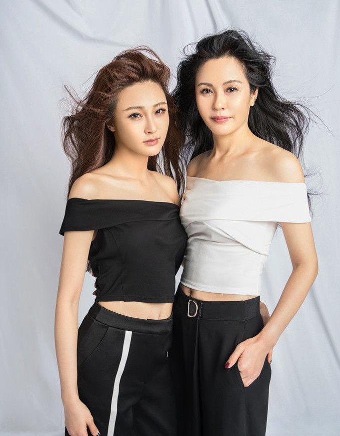 陈冰妈妈逆龄生长成红人, 真是陈年的冰冻美人啊!