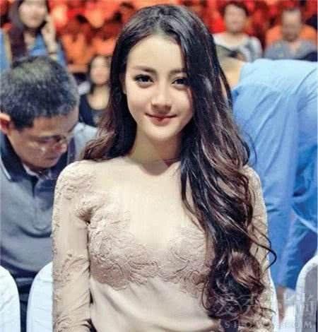 迪丽热巴罕见泳装照流出，好身材一览无余，完美的令人羡慕