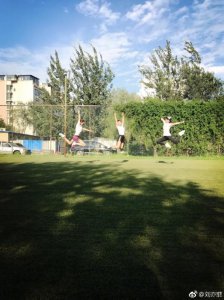 ​刘亦菲重返校园，展现青春活力
