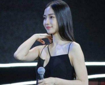 ​baby穿吊带裙差点走光，网友：已经做妈妈了，要收敛点！