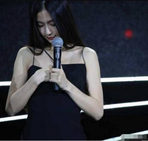 baby穿吊带裙差点走光，网友：已经做妈妈了，要收敛点！