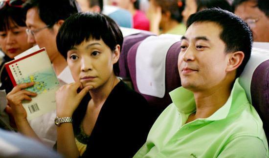 48岁张嘉译与妻儿近照，8岁女儿十分漂亮幸福