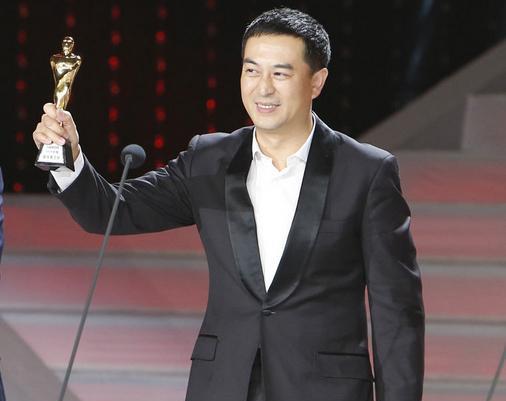48岁张嘉译与妻儿近照，8岁女儿十分漂亮幸福