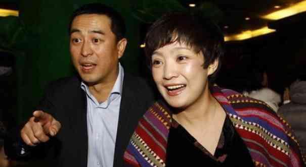 48岁张嘉译与妻儿近照，8岁女儿十分漂亮幸福