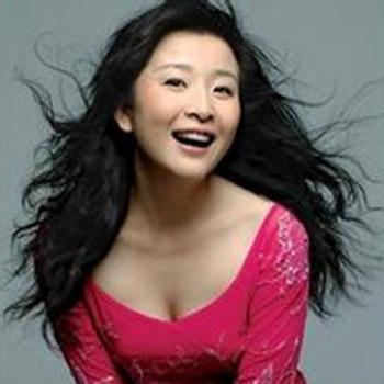 48岁张嘉译与妻儿近照，8岁女儿十分漂亮幸福