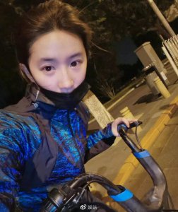 ​刘亦菲近照曝光，素颜骑车展现真实状态，唯美气质超抢镜