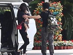 baby抱娃现机场 小海绵一路酣睡萌化众人