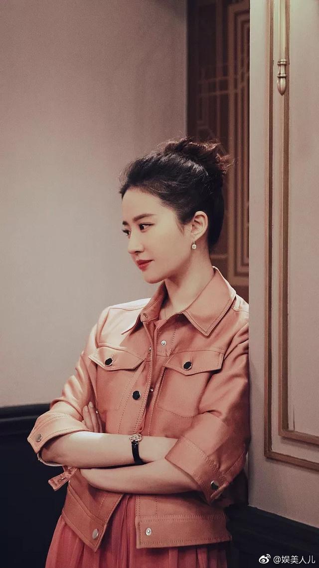 刘亦菲《二代妖精》发型盘点，丸子头狐狸卷每一套都美呆了！