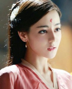 ​迪丽热巴究竟有多美？五官精致的像“假”的，网友：我仿佛恋爱了