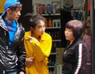 ​杨烁出轨风波后受妻子力挺，夫妻俩国外一起逛超市秀恩爱