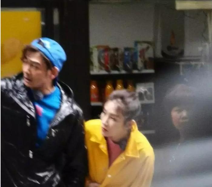 杨烁出轨风波后受妻子力挺，夫妻俩国外一起逛超市秀恩爱