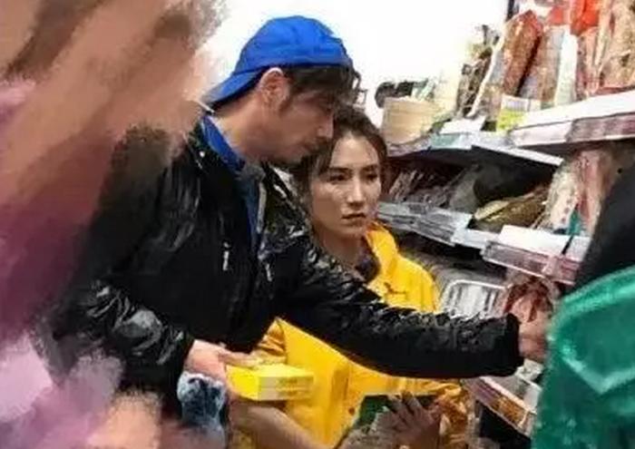 杨烁出轨风波后受妻子力挺，夫妻俩国外一起逛超市秀恩爱