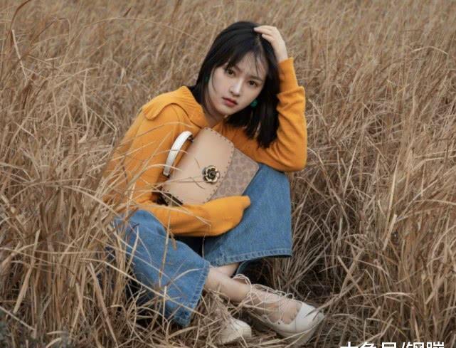 “武大校花”黄灿灿太会穿，把老爹鞋“切掉一半”，穿出仙女范！